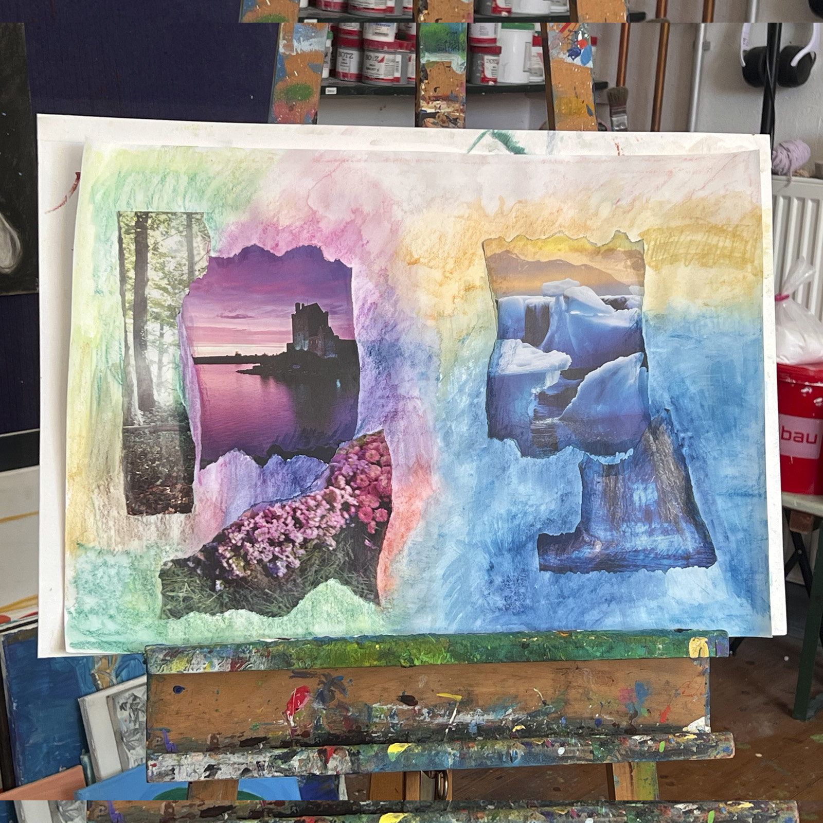 Kunsttherapeutische Collage mit Landschaften, Wald, Eis und einem dunklen Gefäß auf farbig gestaltetem Hintergrund.