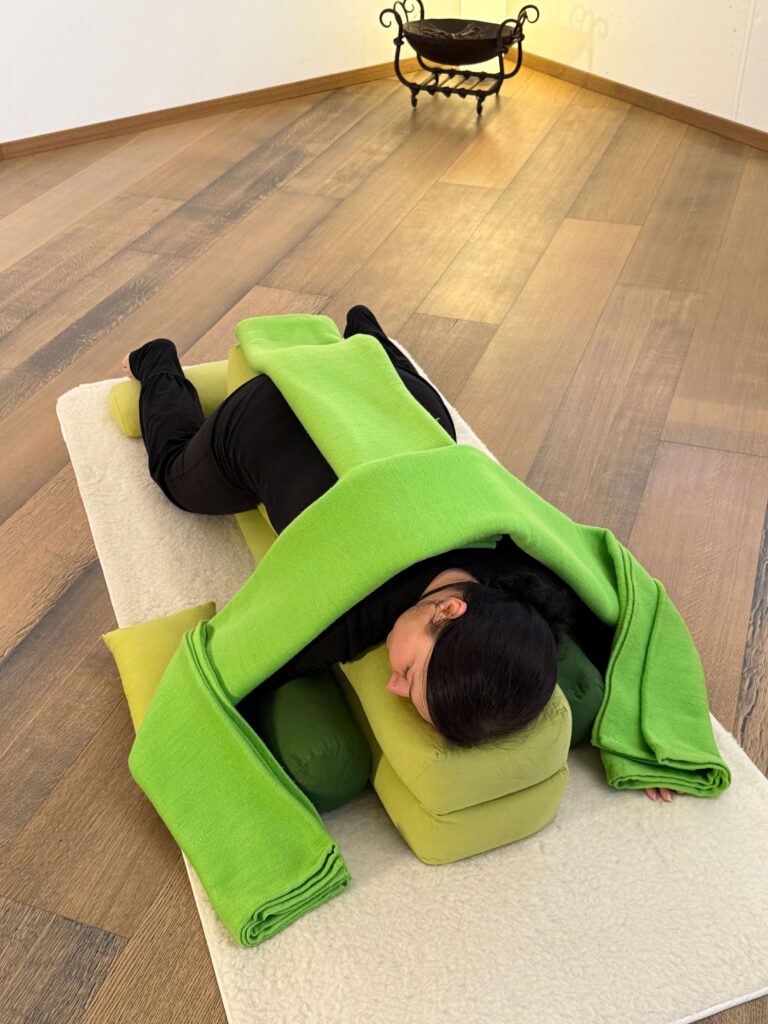Lagerung in Restorative Yin – mit Impulsdecken in einer Bauchlagenposition beruhigt den Sympathikus