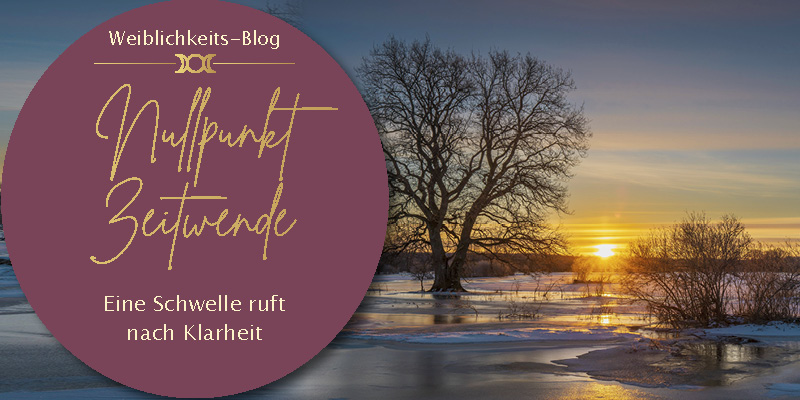Winterliche Landschaft mit Sonnenaufgang und Baum im Licht als Symbol für Nullpunkt und Zeitwende.