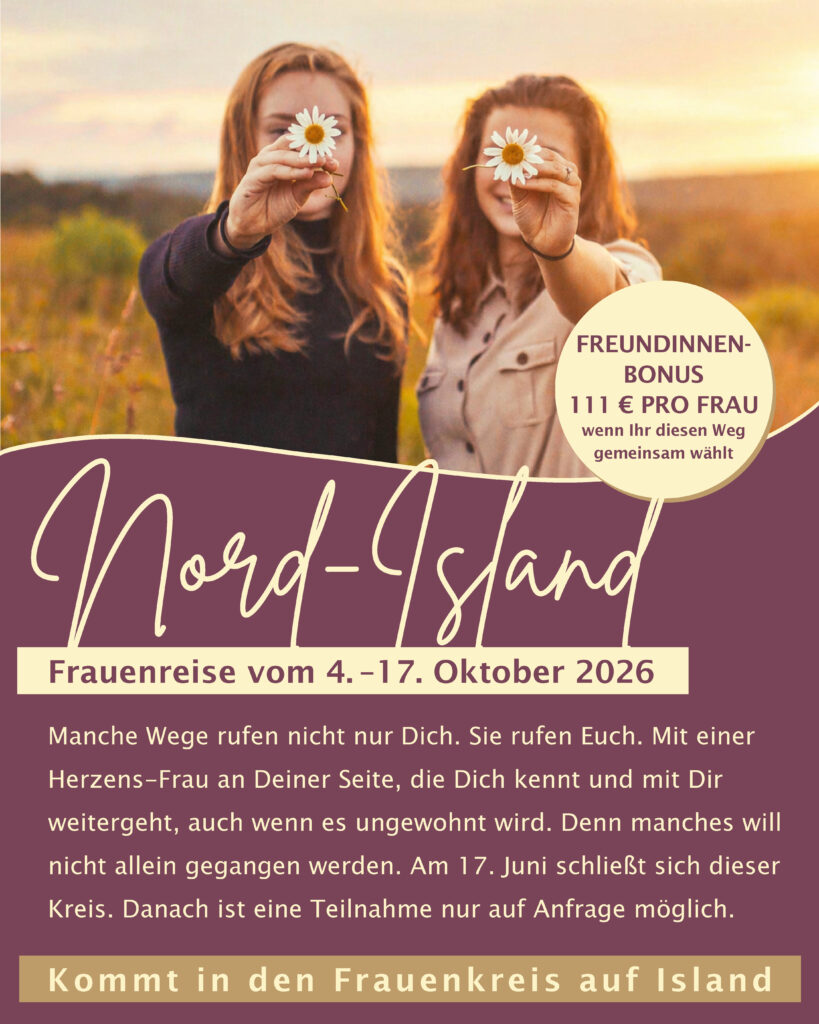 Zwei Frauen halten Gänseblumen vor ihre Gesichter im Sonnenlicht, Einladung zur Frauenreise nach Nordisland im Oktober 2026 mit Freundinnen-Bonus