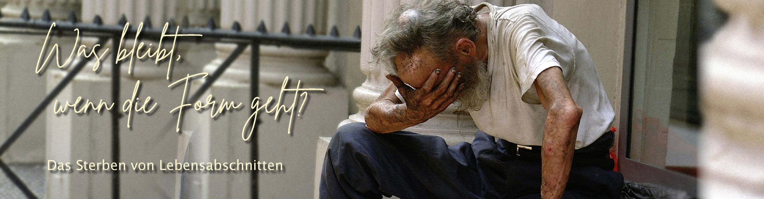 Verzweifelter älterer Mann sitzt gebeugt auf einer steinernen Stufe und hält die Hand vor sein Gesicht – Titelbild zum Sterben von Lebensabschnitten.
