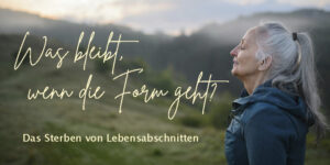 Ältere Frau mit langen grauen Haaren steht mit geschlossenen Augen in einer weiten Landschaft – Titelbild zum Beitrag über das Sterben von Lebensabschnitten.