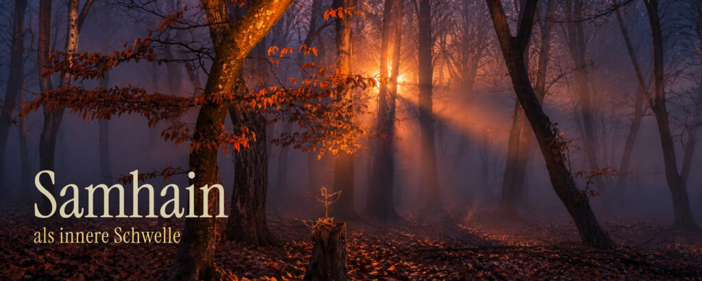 Mystischer Herbstwald im rötlichen Abendlicht. Sonnenstrahlen fallen zwischen dunklen Bäumen hindurch. Schriftzug: „Samhain als innere Schwelle“.