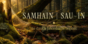 Goldenes Herbstlicht fällt durch einen moosbewachsenen Wald. Schriftzug: „Samhain | Sau-In – die dunkle Jahreshälfte beginnt“.